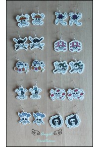 ANGEL CREATIONS PAR PENDIENTES BANDERA ONE PIECE